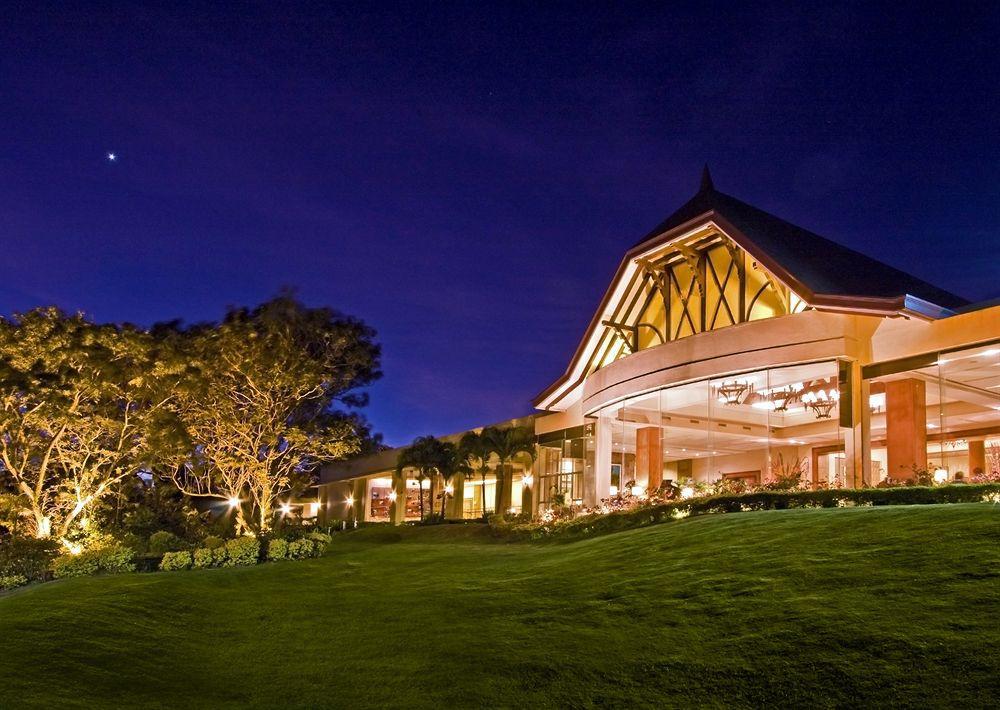 Taal Vista Hotel Tagaytay City Buitenkant foto The Royal Thai Golf and Country Club