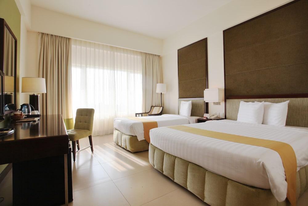 Taal Vista Hotel Tagaytay City Buitenkant foto A room at the hotel