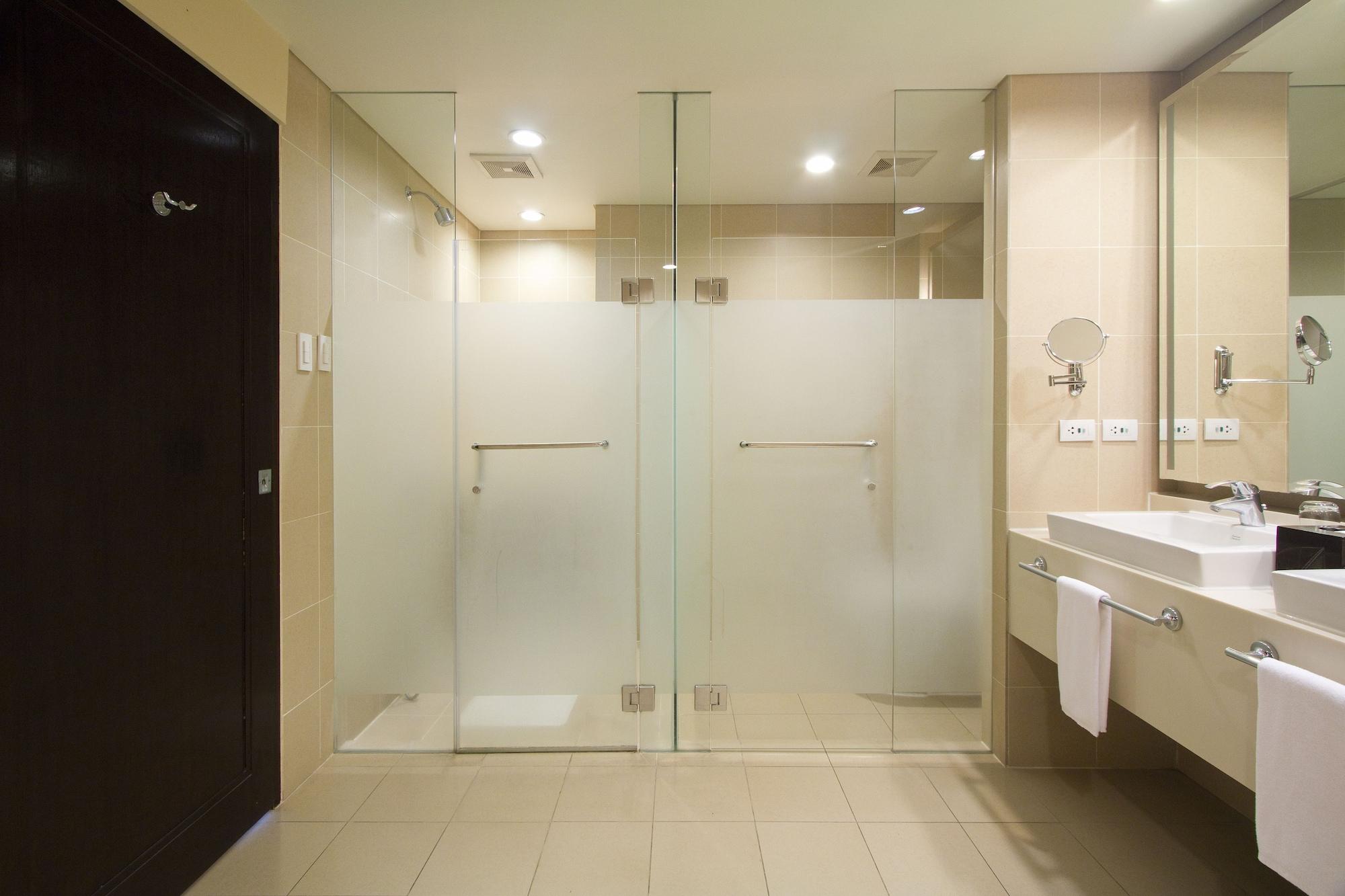Taal Vista Hotel Tagaytay City Buitenkant foto A walk-in shower
