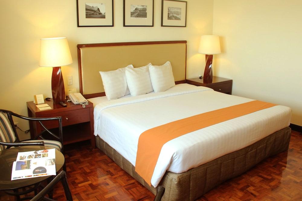 Taal Vista Hotel Tagaytay City Buitenkant foto A room at the hotel
