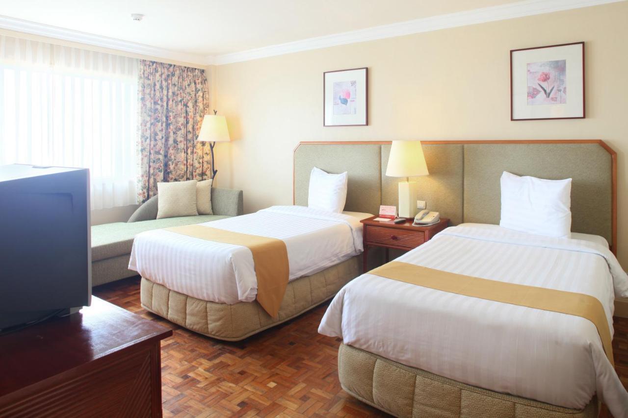 Taal Vista Hotel Tagaytay City Buitenkant foto A room at the hotel