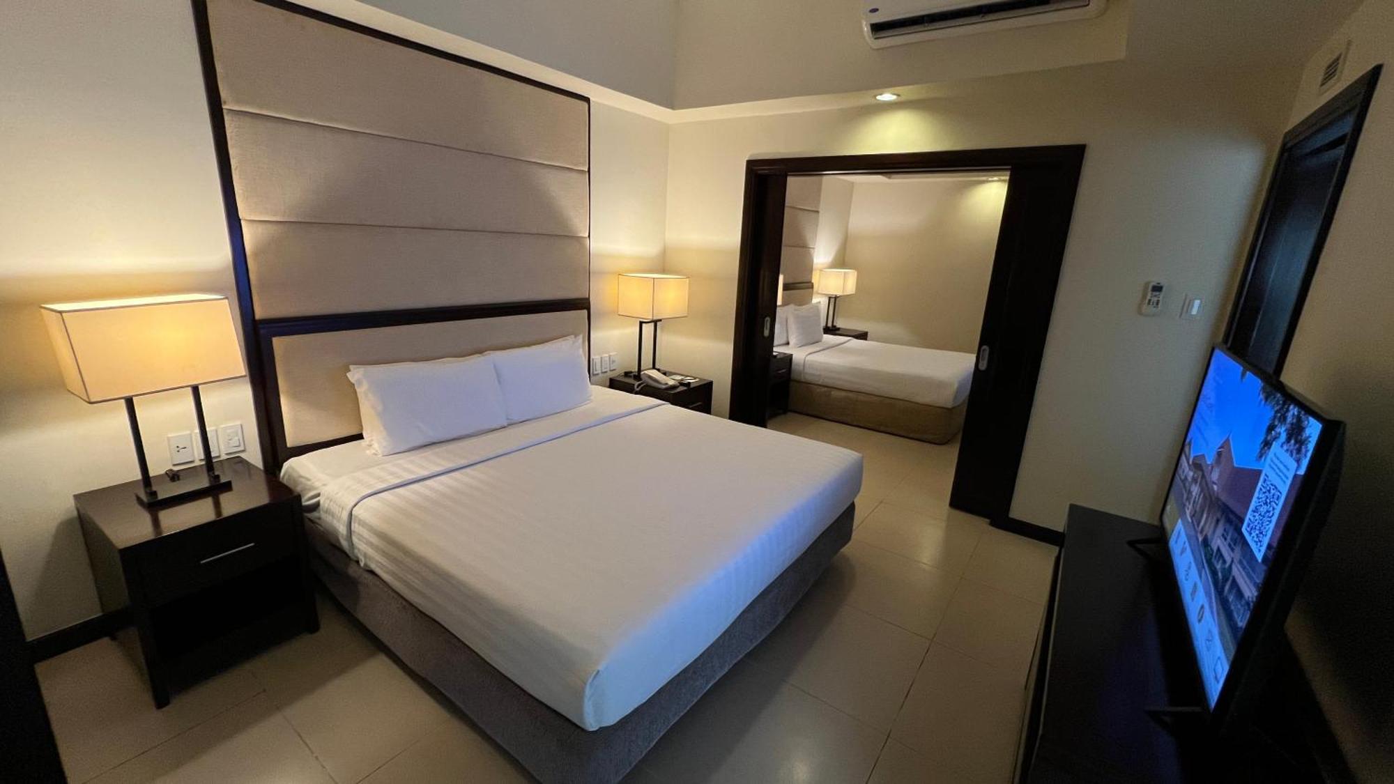 Taal Vista Hotel Tagaytay City Buitenkant foto A bedroom at the hotel