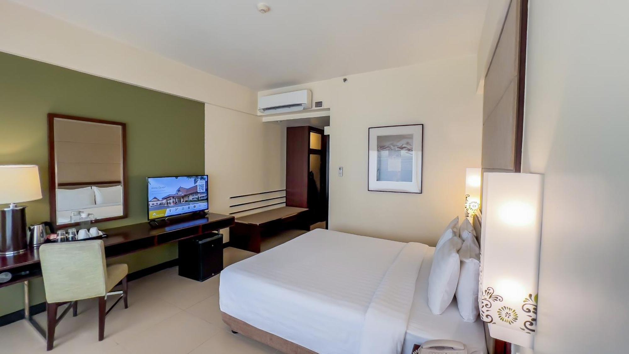 Taal Vista Hotel Tagaytay City Buitenkant foto A room at the hotel