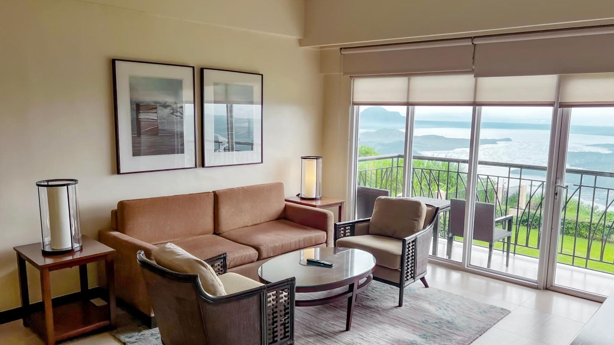 Taal Vista Hotel Tagaytay City Buitenkant foto Living room