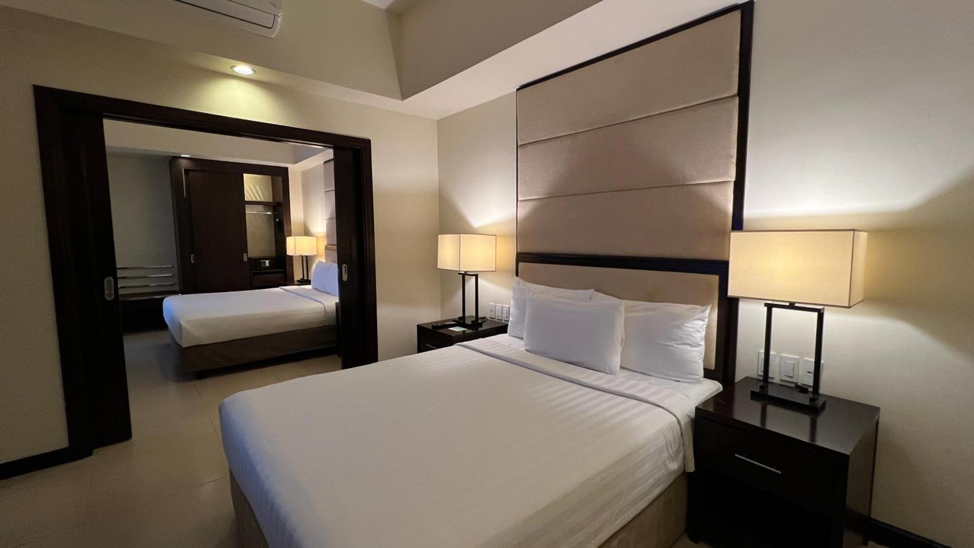 Taal Vista Hotel Tagaytay City Buitenkant foto A bedroom at the hotel