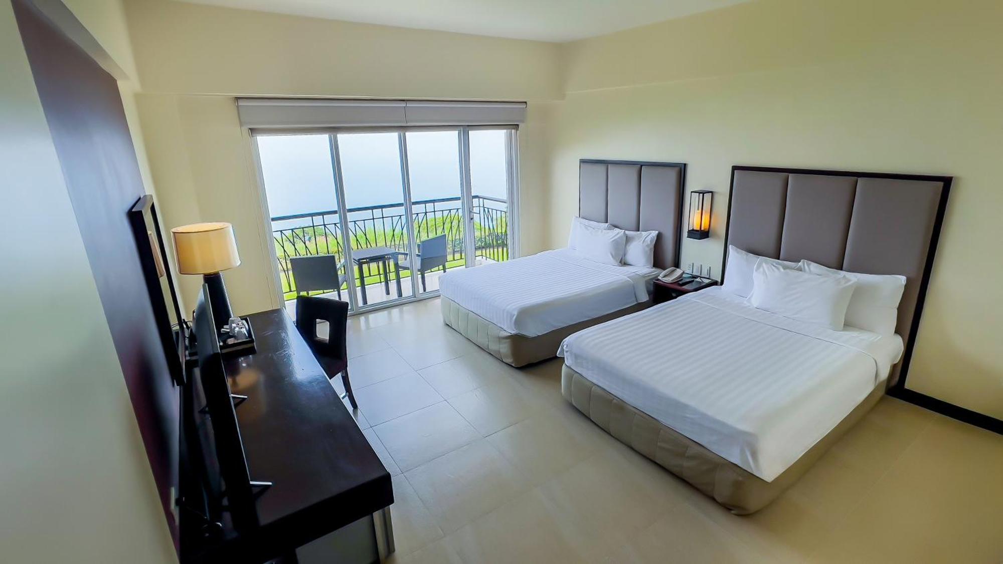 Taal Vista Hotel Tagaytay City Buitenkant foto A room at the hotel