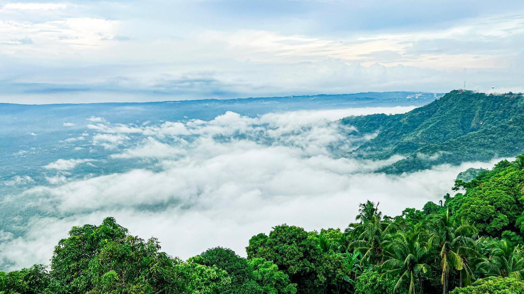 Taal Vista Hotel Tagaytay City Buitenkant foto View from the top of Mount Apo