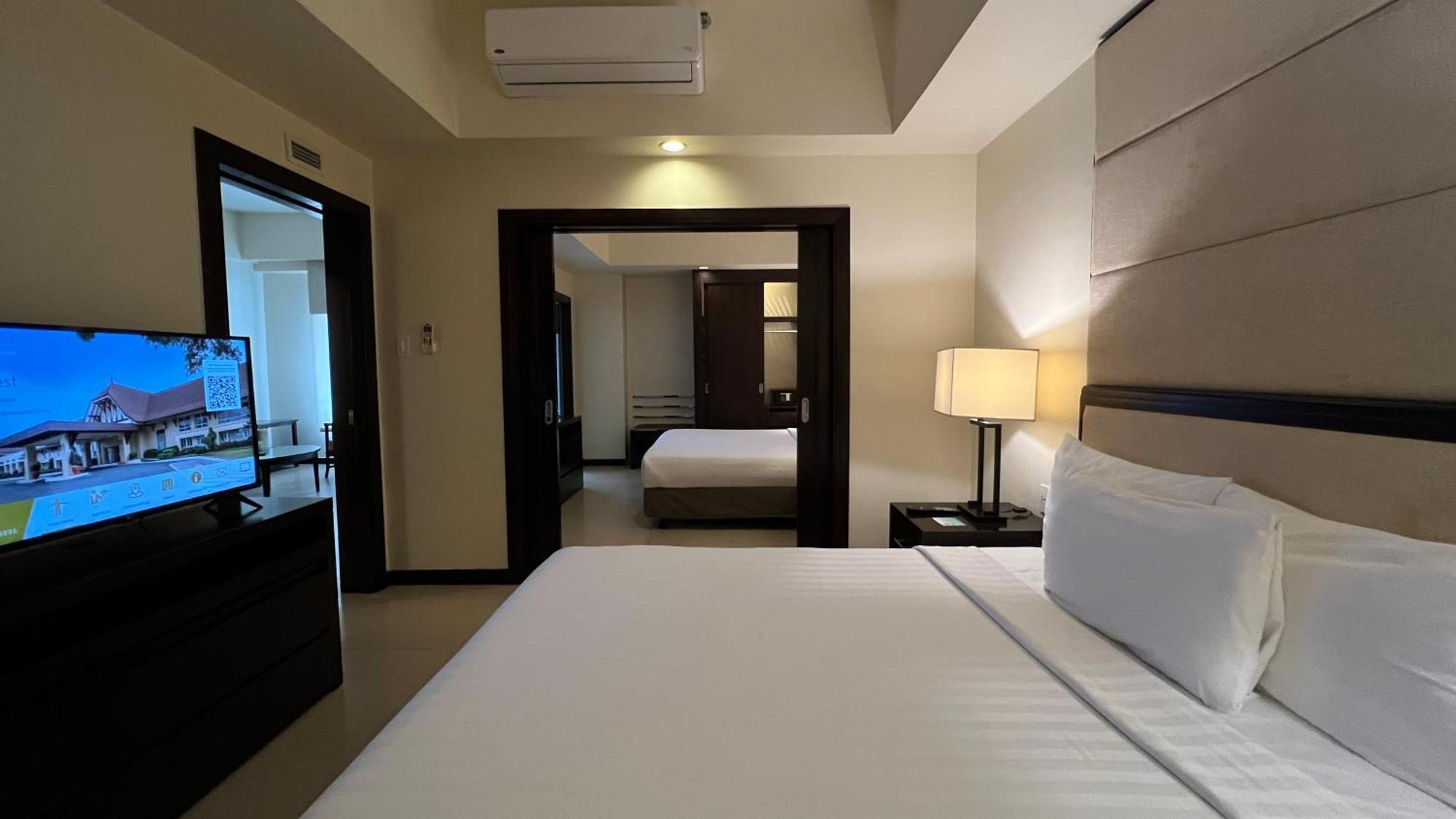 Taal Vista Hotel Tagaytay City Buitenkant foto A bedroom at the hotel