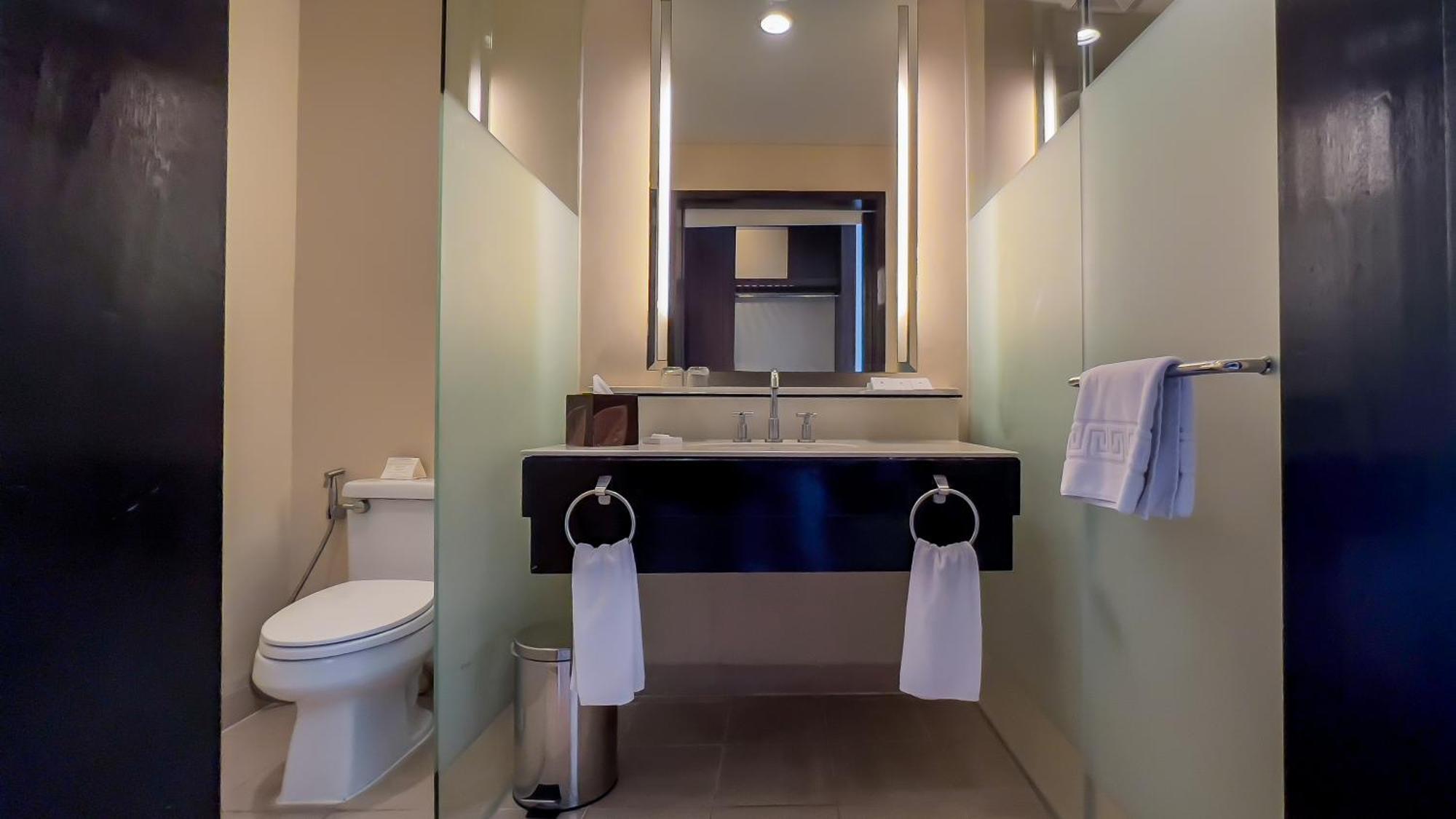 Taal Vista Hotel Tagaytay City Buitenkant foto Bathroom in a hotel