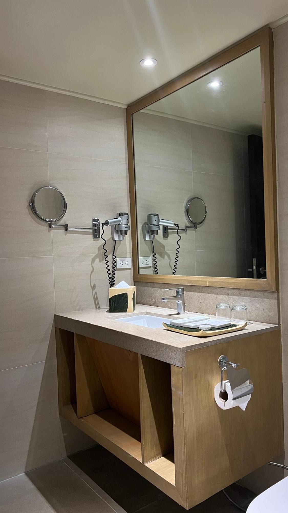 Taal Vista Hotel Tagaytay City Buitenkant foto A hair dryer mounted on a wall