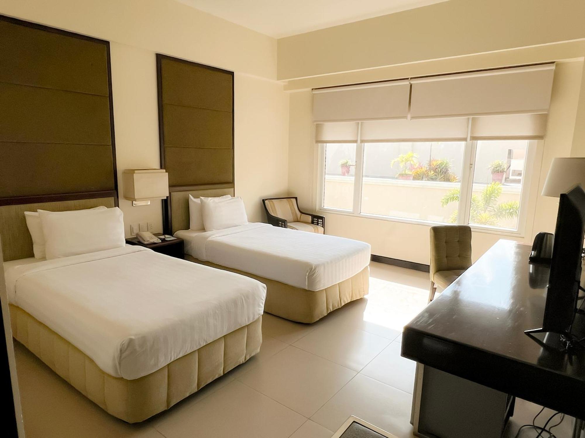 Taal Vista Hotel Tagaytay City Buitenkant foto A room at the hotel
