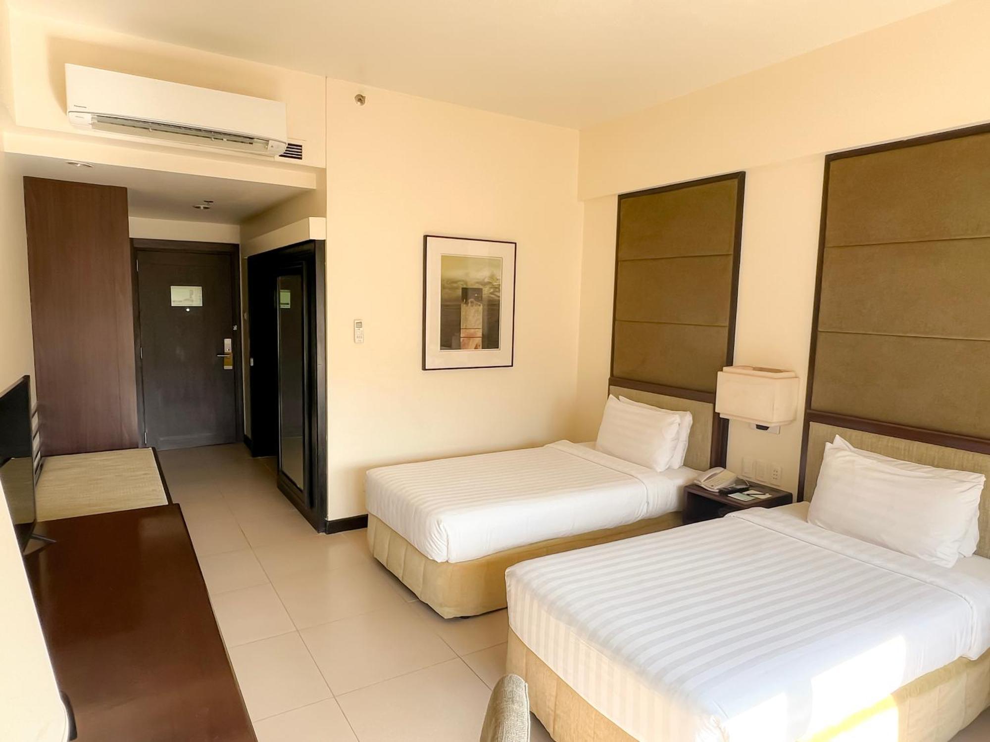 Taal Vista Hotel Tagaytay City Buitenkant foto Deluxe Room