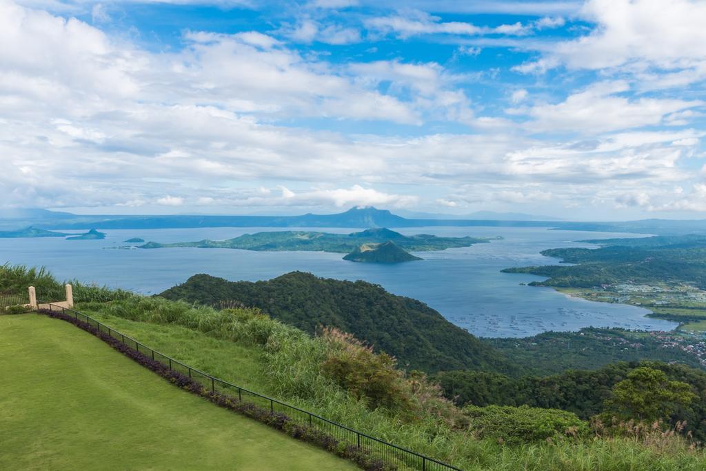 Taal Vista Hotel Tagaytay City Buitenkant foto View of Taal Volcano from Tagaytay