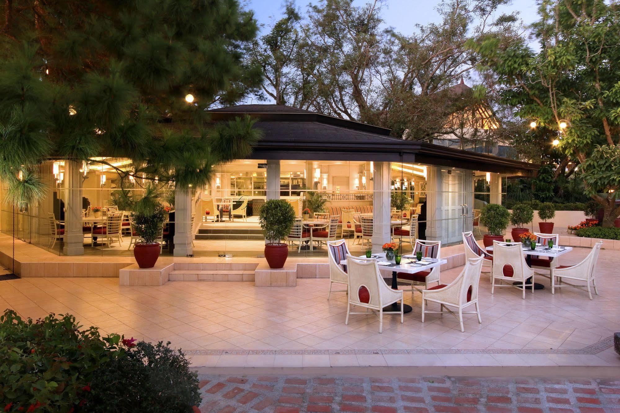 Taal Vista Hotel Tagaytay City Buitenkant foto The outdoor dining area at the hotel